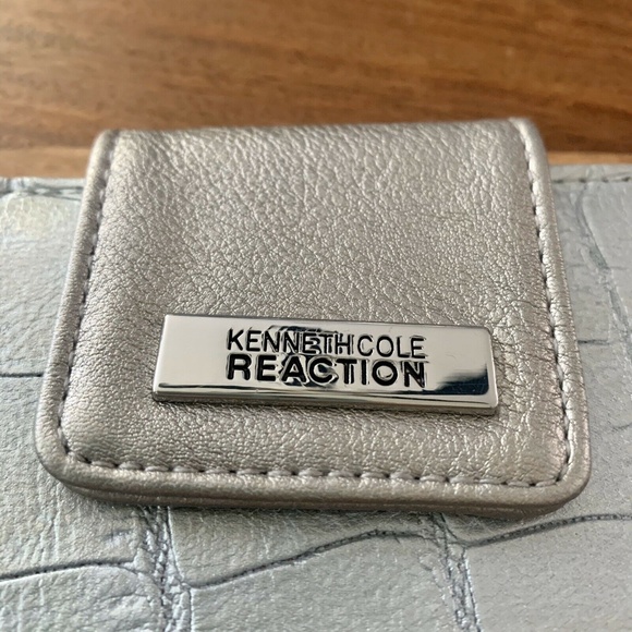 Kenneth Cole Reaction Silver Faux Leather Embossed Croc Logo Plate Bifold Wallet - Picture 3 of 12
